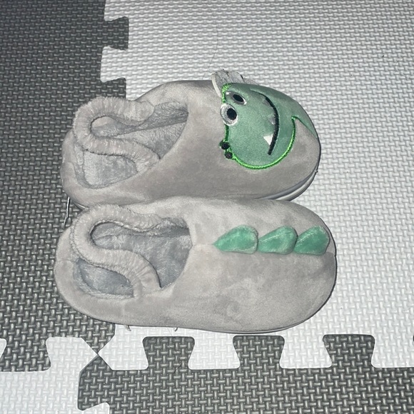 BRAND NEW TODDLER SLIPPERS SZ 7.5-8.5 - Picture 1 of 2